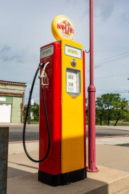 Galena, Kansas, ABD - 18 Haziran 2025 - Galena, Kansas 'ta 66. güzergahın önündeki Vintage Kan O Tex benzin pompaları.