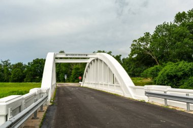 Tarihi Brush Creek Köprüsü, aynı zamanda Gökkuşağı Köprüsü olarak da bilinir. Route 66 'nın Kansas bölümünde. Baxter Springs, Kansas, ABD.