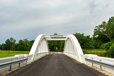 Tarihi Brush Creek Köprüsü, aynı zamanda Gökkuşağı Köprüsü olarak da bilinir. Route 66 'nın Kansas bölümünde. Baxter Springs, Kansas, ABD.