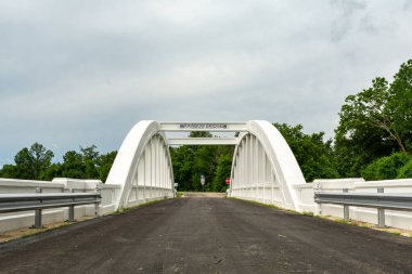 Tarihi Brush Creek Köprüsü, aynı zamanda Gökkuşağı Köprüsü olarak da bilinir. Route 66 'nın Kansas bölümünde. Baxter Springs, Kansas, ABD.