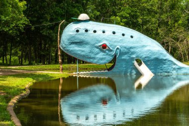 Catoosa, Oklahoma, ABD - 18 Haziran 2025 - Catoosa 'nın Mavi Balinası, tarihi Route 66' daki ünlü fiberglas yol kenarı çekiciliği. Catoosa, Oklahoma, ABD.