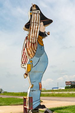 Rolla, Missouri, ABD - 17 Haziran 2025 - Tarihi Route 66 'daki The Mule Trading Post' taki 'Hillbilly' reklam tabelası. Rolla, Missouri, ABD.