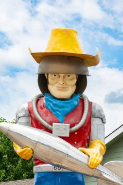 Tulsa, Oklahoma, ABD - 18 Haziran 2025 - Meşhur 'Buck Atom' yol kenarı devi, genellikle 'Egzoz Adamlar' olarak adlandırılır, onun eşsiz uzay kovboy kıyafeti. Tulsa, Oklahoma, ABD.