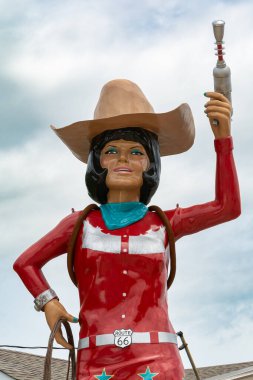 Tulsa, Oklahoma, ABD - 18 Haziran 2025 - Ünlü 'Stella Atom' yol kenarı devi, 'Buck Atom' un karısı onun eşsiz uzay kovboyu kıyafeti. Tulsa, Oklahoma, ABD.