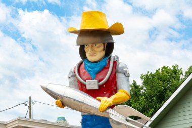 Tulsa, Oklahoma, ABD - 18 Haziran 2025 - Meşhur 'Buck Atom' yol kenarı devi, genellikle 'Egzoz Adamlar' olarak adlandırılır, onun eşsiz uzay kovboy kıyafeti. Tulsa, Oklahoma, ABD.