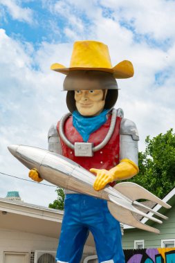 Tulsa, Oklahoma, ABD - 18 Haziran 2025 - Meşhur 'Buck Atom' yol kenarı devi, genellikle 'Egzoz Adamlar' olarak adlandırılır, onun eşsiz uzay kovboy kıyafeti. Tulsa, Oklahoma, ABD.