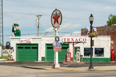 Galena, Kansas ABD - 18 Haziran 2025 - Gearhead Curios 'un tarihi Route 66' daki dış mekanı, klasik benzin pompaları ve yol kenarı devleri de dahil. Galena, Kansas, ABD.