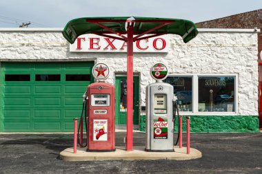 Galena, Kansas ABD - 18 Haziran 2025 - Gearhead Curios 'un tarihi Route 66' daki dış mekanı, klasik benzin pompaları ve yol kenarı devleri de dahil. Galena, Kansas, ABD.