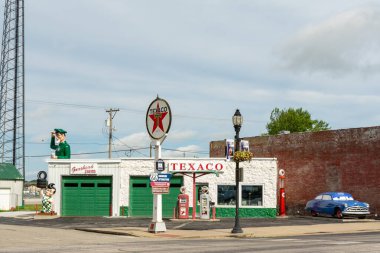 Galena, Kansas ABD - 18 Haziran 2025 - Gearhead Curios 'un tarihi Route 66' daki dış mekanı, klasik benzin pompaları ve yol kenarı devleri de dahil. Galena, Kansas, ABD.
