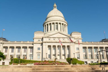 Arkansas Eyalet Binası 'nın dışında mavi gökyüzü var..