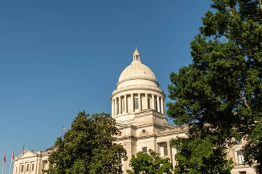Arkansas Eyalet Binası 'nın dışında mavi gökyüzü var..