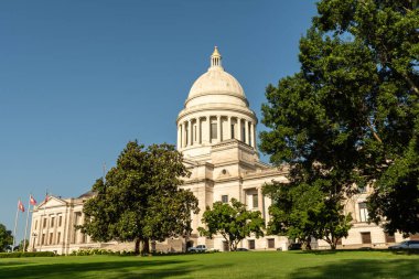 Arkansas Eyalet Binası 'nın dışında mavi gökyüzü var..