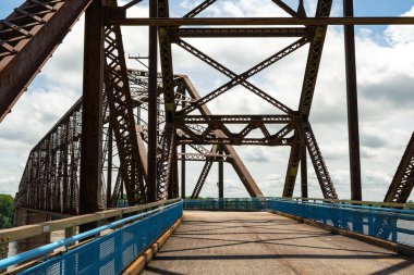 Tarihi Kayalar Köprüsü Zinciri, 1929 'da 66. yolda mavi gökyüzü ve bulutlarla açıldı. St. Louis, Missouri, ABD.