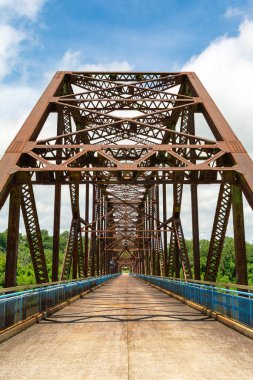 Tarihi Kayalar Köprüsü Zinciri, 1929 'da 66. yolda mavi gökyüzü ve bulutlarla açıldı. St. Louis, Missouri, ABD.