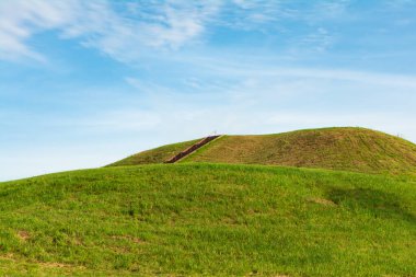 Kuzey Meksika 'nın en büyük tarih öncesi Amerikan kenti olan Cahokia Mounds State Historic Site güneşli bir yaz sabahında. Collinsville, Illinois, ABD.