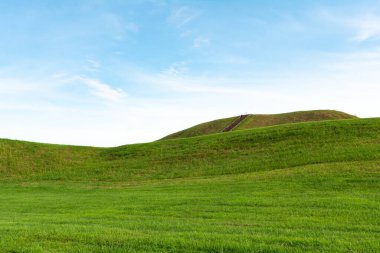 Kuzey Meksika 'nın en büyük tarih öncesi Amerikan kenti olan Cahokia Mounds State Historic Site güneşli bir yaz sabahında. Collinsville, Illinois, ABD.