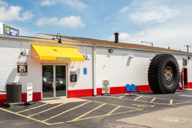 Granite City, Illinois, ABD - 21 Temmuz 2025: Granite City 'deki tarihi O' Brien Lastik ve Oto Bakımı 'nda 66 numaralı dev lastik rotası.