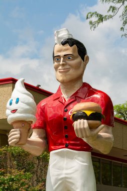 Normal, Illinois, ABD - 22 Temmuz 2025 - 15 fit fiberglas Mark Cline susturucusu Normal, Illinois 'deki Carl' s Ice Cream 'in önünde.