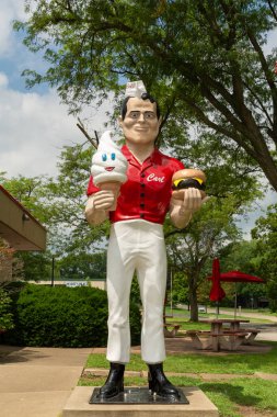 Normal, Illinois, ABD - 22 Temmuz 2025 - 15 fit fiberglas Mark Cline susturucusu Normal, Illinois 'deki Carl' s Ice Cream 'in önünde.