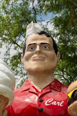 Normal, Illinois, ABD - 22 Temmuz 2025 - 15 fit fiberglas Mark Cline susturucusu Normal, Illinois 'deki Carl' s Ice Cream 'in önünde.