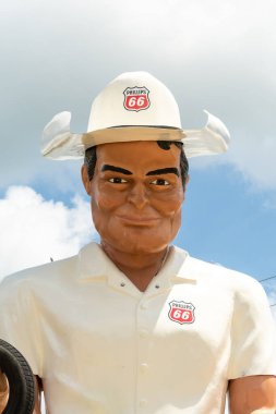 Atlanta, Illinois, ABD - 22 Temmuz 2025 - Amerikan Dev Müzesi önünde tamamen restore edilmiş bir Phillips 66 fiberglas devi.