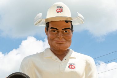 Atlanta, Illinois, ABD - 22 Temmuz 2025 - Amerikan Dev Müzesi önünde tamamen restore edilmiş bir Phillips 66 fiberglas devi.