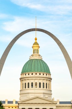 Kiener Memorial Çeşmesi 'nin eski mahkeme salonu ve geçit kemeri manzarası. Geçit Arch Ulusal Parkı, St Louis, Missouri, ABD.