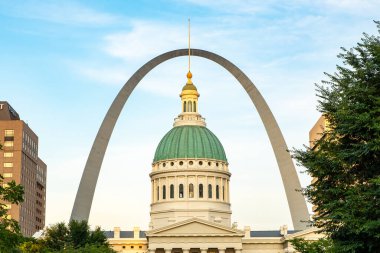 Kiener Memorial Çeşmesi 'nin eski mahkeme salonu ve geçit kemeri manzarası. Geçit Arch Ulusal Parkı, St Louis, Missouri, ABD.