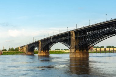 Mississippi nehri boyunca uzanan tarihi Eads Köprüsü. 1874 yılında Missouri 'deki St. Louis şehrini Illinois' deki Doğu St. Louis şehrine bağlar..