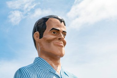 Granite City, Illinois, ABD - 21 Temmuz 2025: Route 66 çekici 'Earl the Giant', 2025 'te Granite City' deki tarihi O 'Brien Lastik ve Oto Bakımı' nda kuruldu..