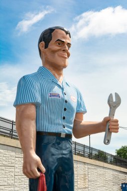 Granite City, Illinois, ABD - 21 Temmuz 2025: Route 66 çekici 'Earl the Giant', 2025 'te Granite City' deki tarihi O 'Brien Lastik ve Oto Bakımı' nda kuruldu..