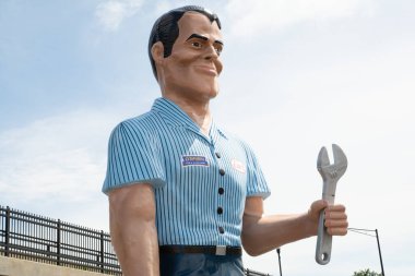 Granite City, Illinois, ABD - 21 Temmuz 2025: Route 66 çekici 'Earl the Giant', 2025 'te Granite City' deki tarihi O 'Brien Lastik ve Oto Bakımı' nda kuruldu..