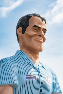 Granite City, Illinois, ABD - 21 Temmuz 2025: Route 66 çekici 'Earl the Giant', 2025 'te Granite City' deki tarihi O 'Brien Lastik ve Oto Bakımı' nda kuruldu..