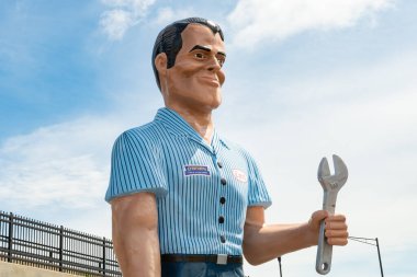 Granite City, Illinois, ABD - 21 Temmuz 2025: Route 66 çekici 'Earl the Giant', 2025 'te Granite City' deki tarihi O 'Brien Lastik ve Oto Bakımı' nda kuruldu..