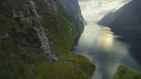 Cativando Noruega Majestic Landscapes Serene Rivers Breathtaking Mountain Scenery — Fotografia de Stock