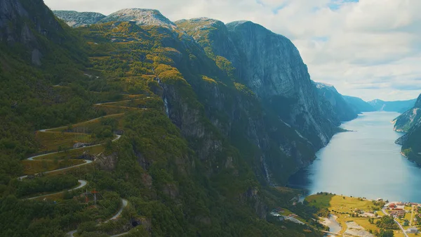Urzekająca Norwegia Majestatyczne Krajobrazy Spokojne Rzeki Zapierające Dech Piersiach Górskie — Zdjęcie stockowe