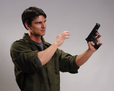 Ateşli asker fotoğraf için poz veriyor..