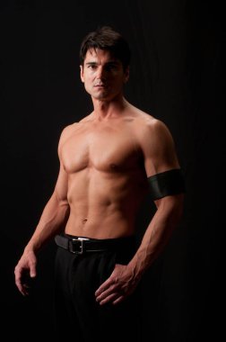 Yakışıklı adam fotoğraf için poz veriyor..