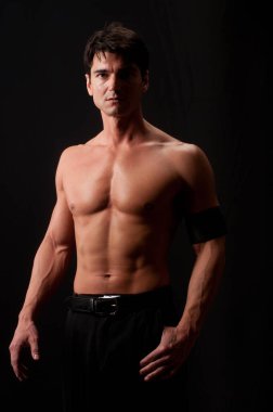 Yakışıklı adam fotoğraf için poz veriyor..