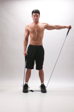 Seksi adam iç mekanda egzersiz yapıyor..