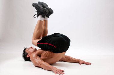 Seksi adam iç mekanda egzersiz yapıyor..