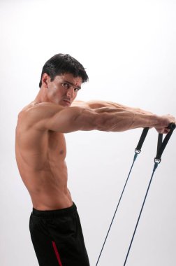 Seksi adam iç mekanda egzersiz yapıyor..