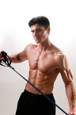 Yakışıklı adam büyük bir antrenmana hazırlanıyor..