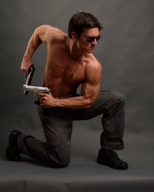 Yakışıklı adam fotoğraf için poz veriyor..