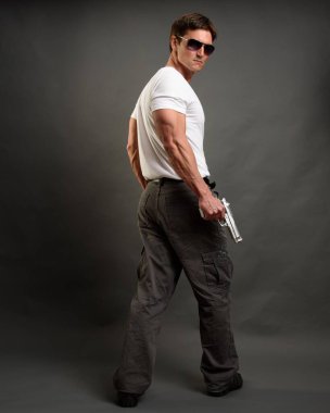 Yakışıklı adam fotoğraf için poz veriyor..