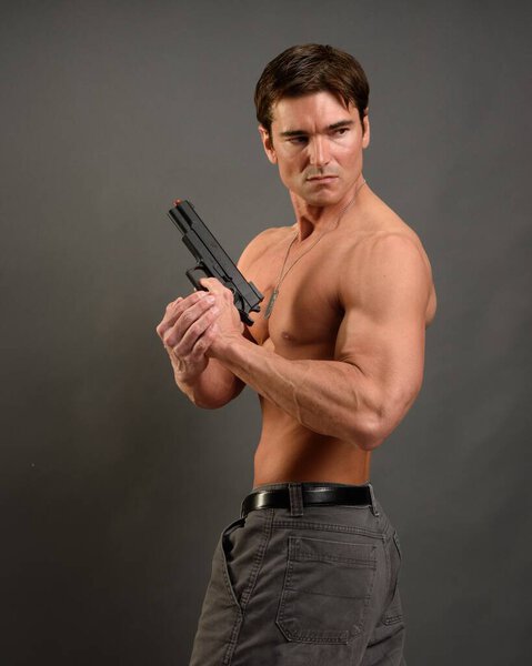 Сексуальный мужчина позирует для фото.