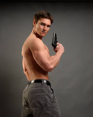 Seksi adam fotoğraf için poz veriyor..