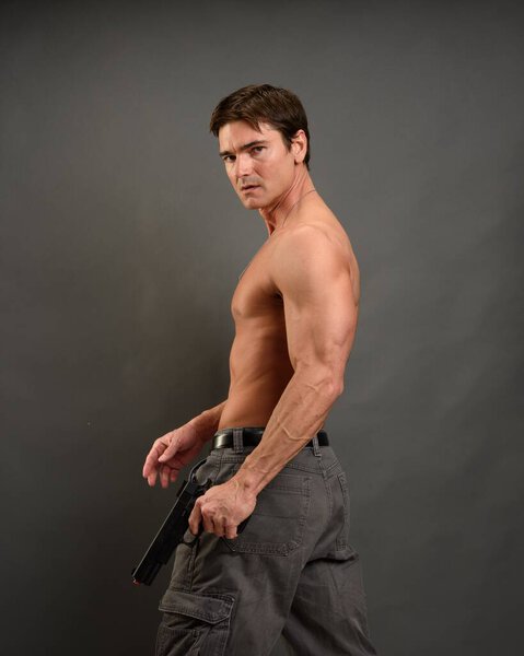 Сексуальный мужчина позирует для фото.