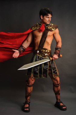 Yakışıklı adam fotoğraf için poz veriyor..