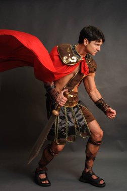 Yakışıklı adam fotoğraf için poz veriyor..